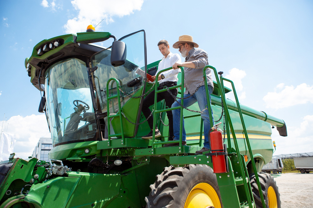 Gente montanda en un tractor roviplanta